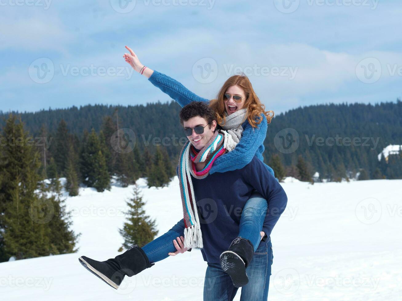 casal jovem feliz se divertindo no show fresco nas férias de inverno foto