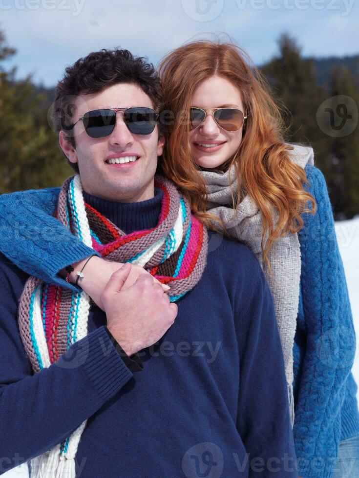 casal jovem feliz se divertindo no show fresco nas férias de inverno foto