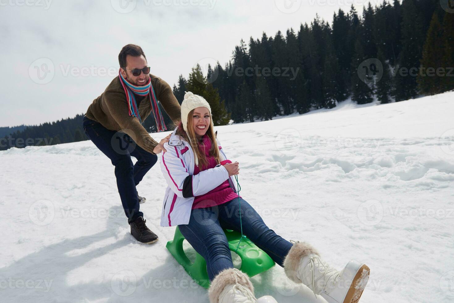 casal jovem feliz se divertindo no show fresco nas férias de inverno foto