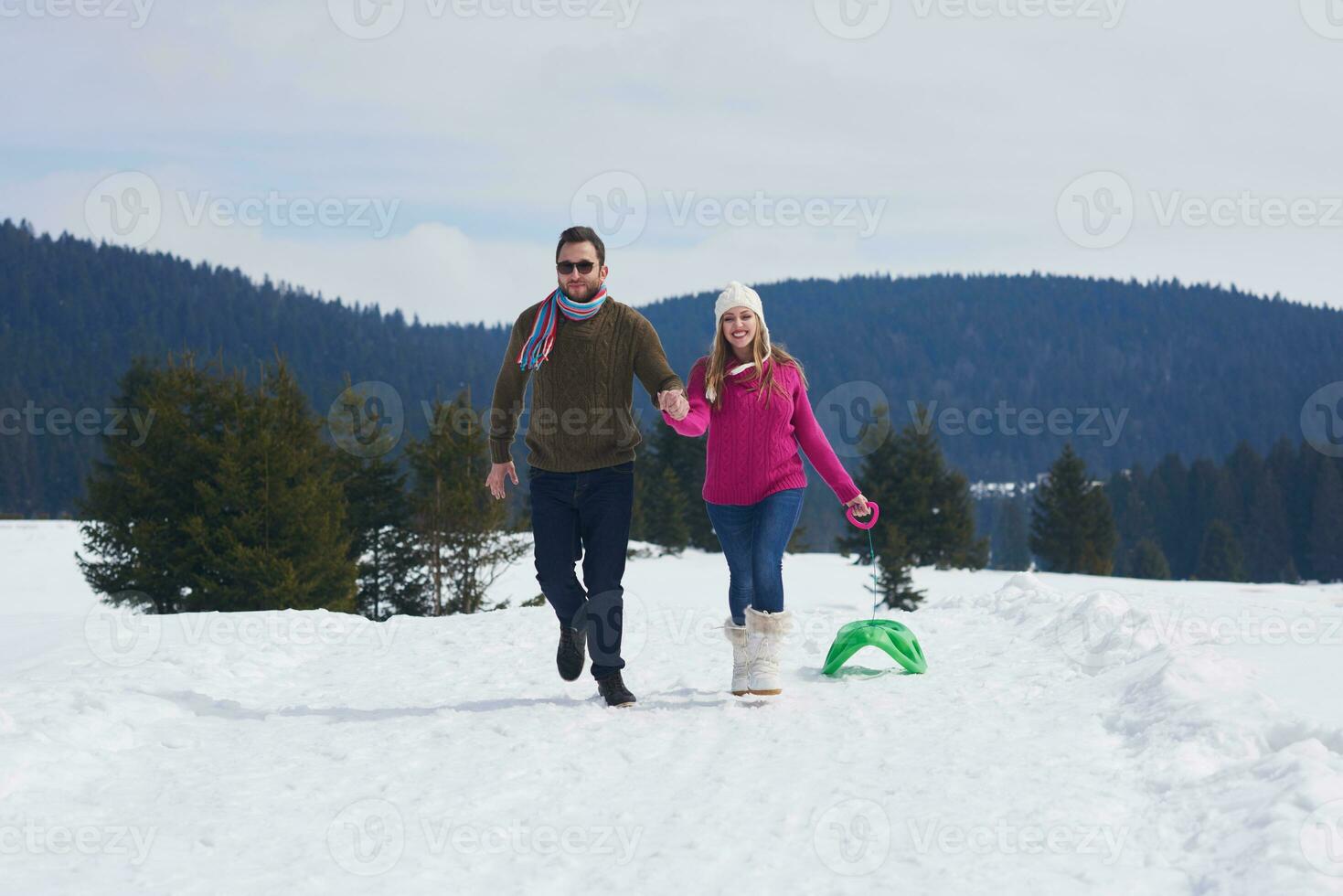 casal jovem feliz se divertindo no show fresco nas férias de inverno foto