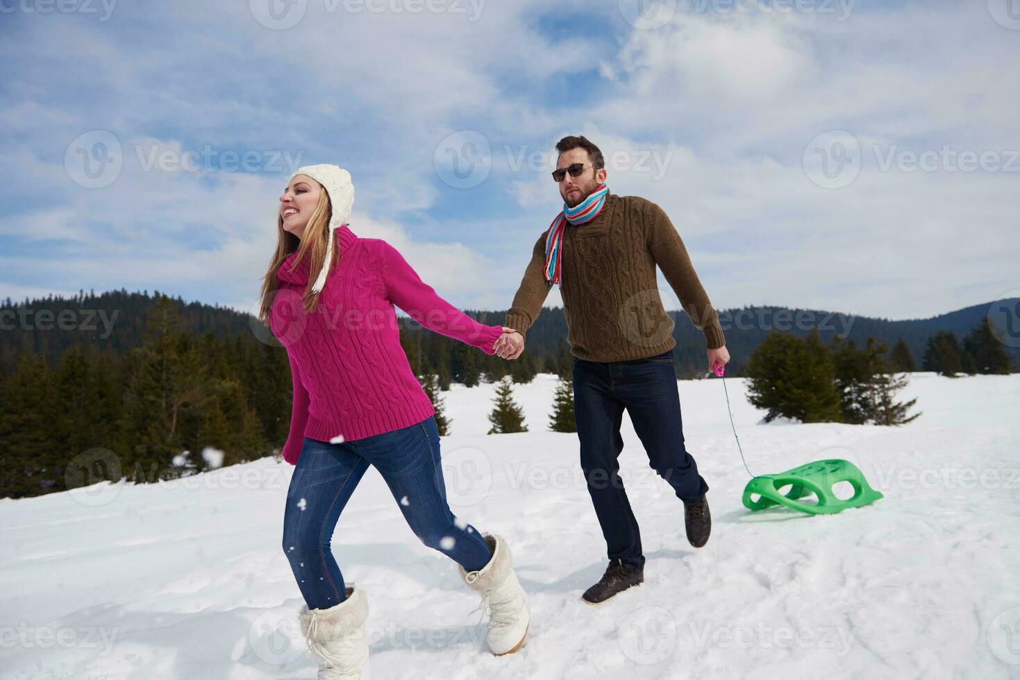 casal jovem feliz se divertindo no show fresco nas férias de inverno foto