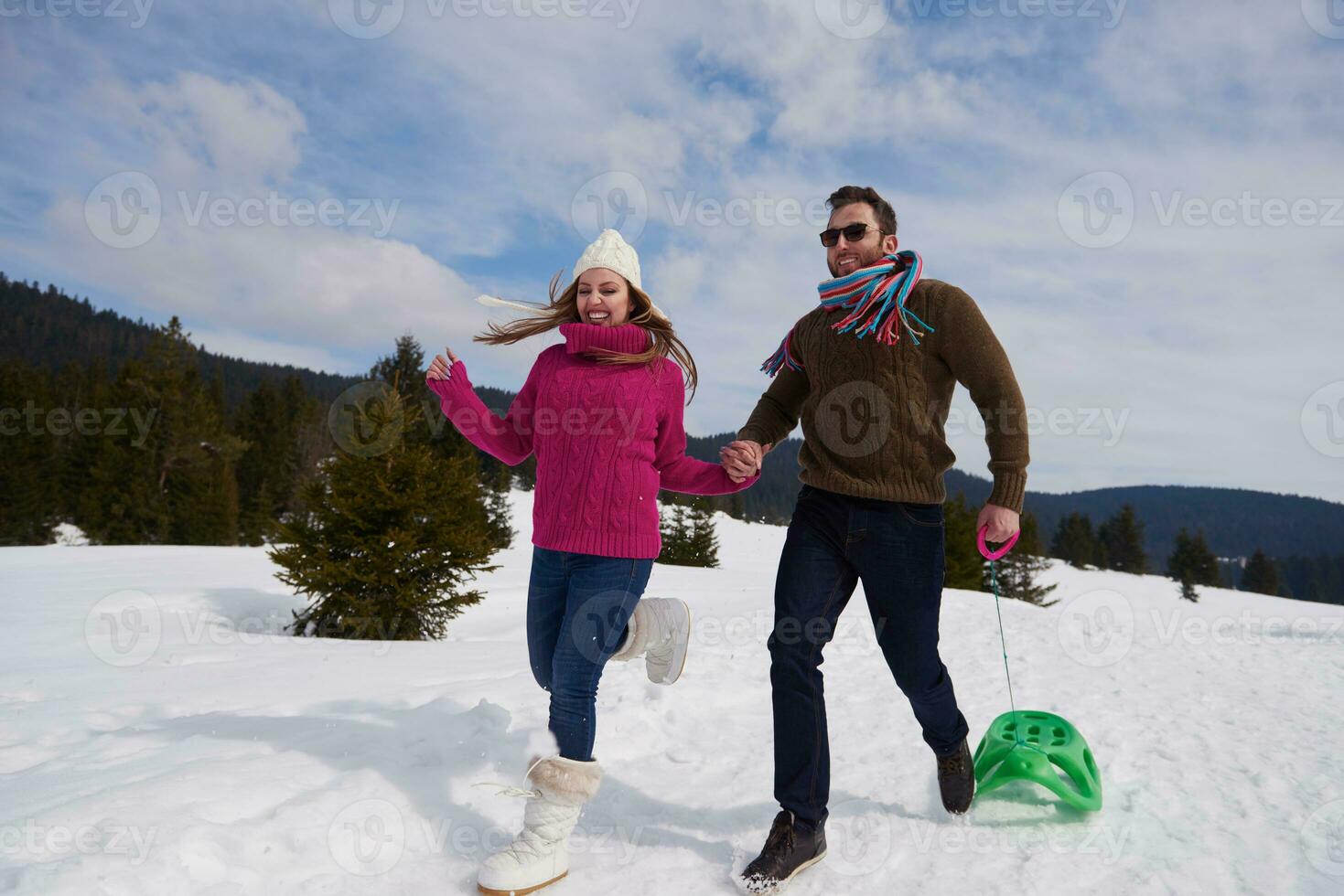 casal jovem feliz se divertindo no show fresco nas férias de inverno foto