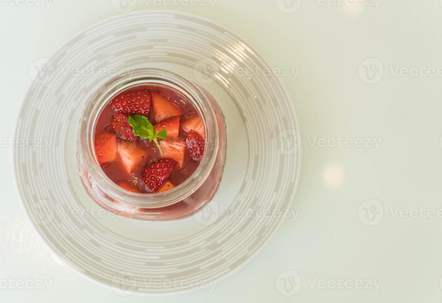 sobremesa caseira panna cotta com molho de morango foto