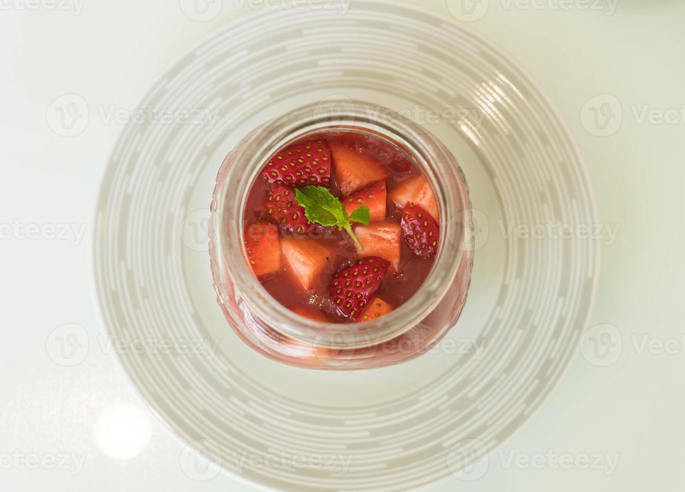 sobremesa caseira panna cotta com molho de morango foto