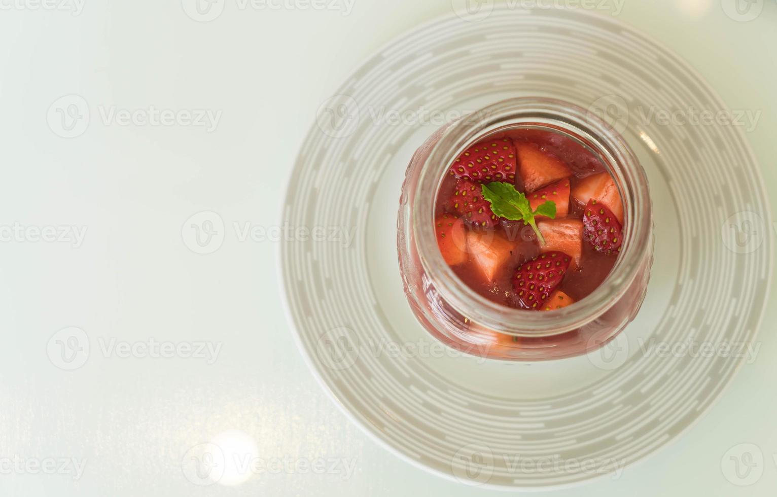 sobremesa caseira panna cotta com molho de morango foto