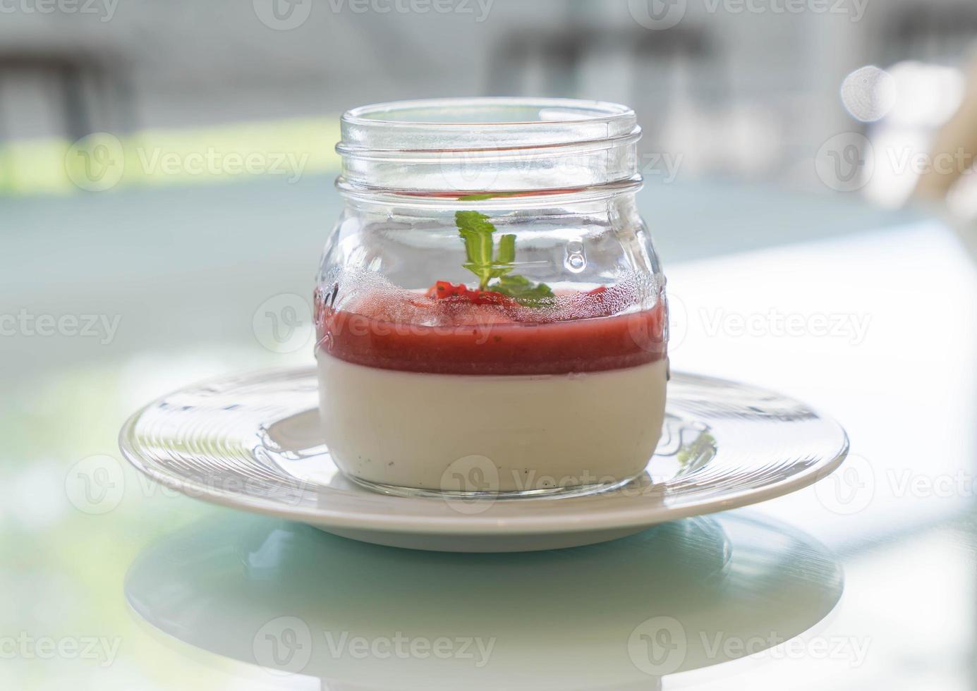 sobremesa caseira panna cotta com molho de morango foto