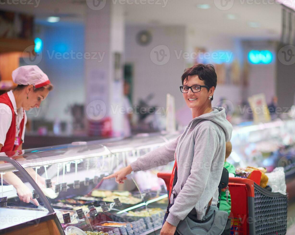 mulher no supermercado foto