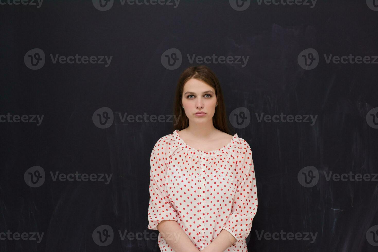 jovem mulher isolado em cinzento fundo foto