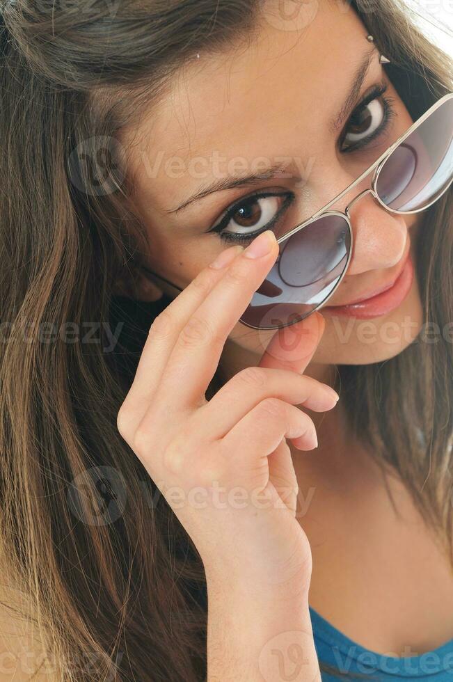 jovem mulher com oculos de sol isolado foto