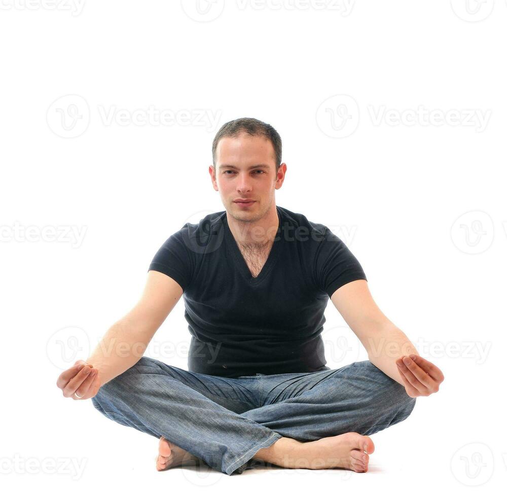 jovem em posição de lótus exercitando ioga foto