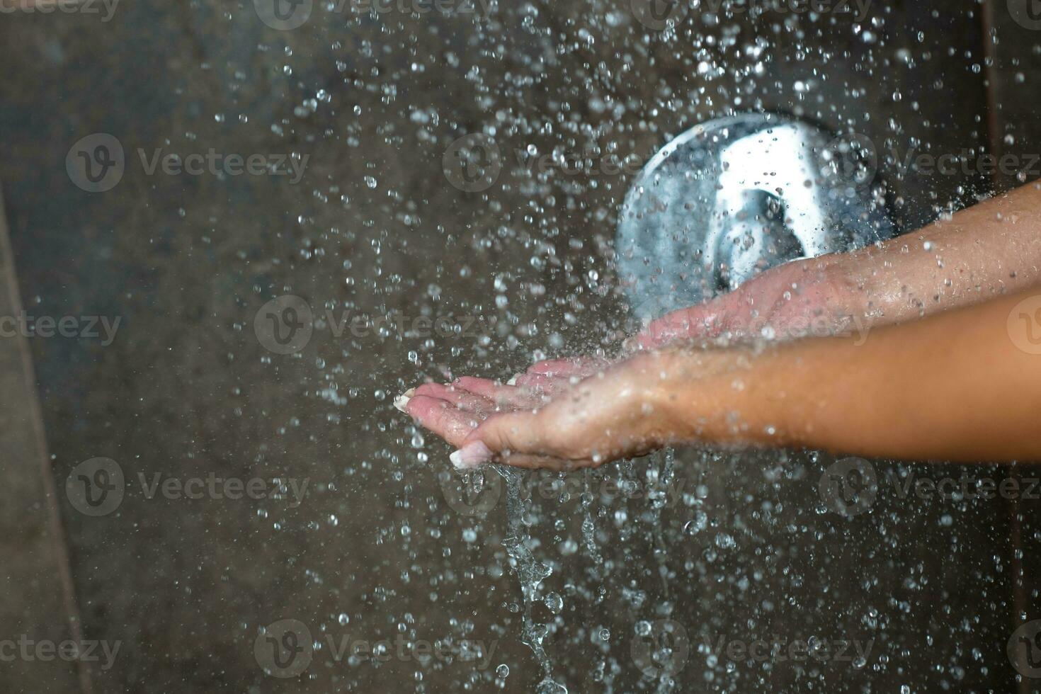 sexy jovem desfrutando de banho sob o chuveiro de água foto