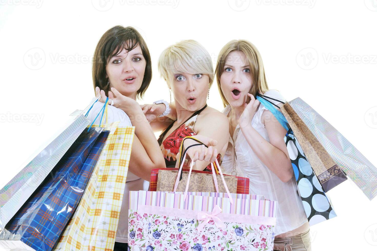 mulheres adultas jovens felizes fazendo compras com sacos coloridos foto