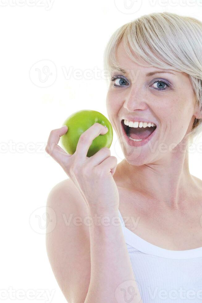 jovem feliz come maçã verde isolada no branco foto