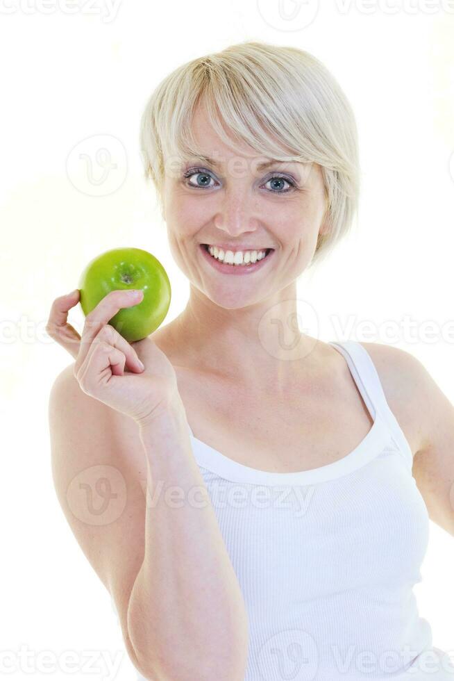 jovem feliz come maçã verde isolada no branco foto