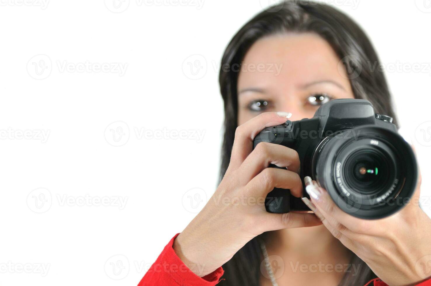 jovem mulher segurando a câmera na mão tirando foto isolada