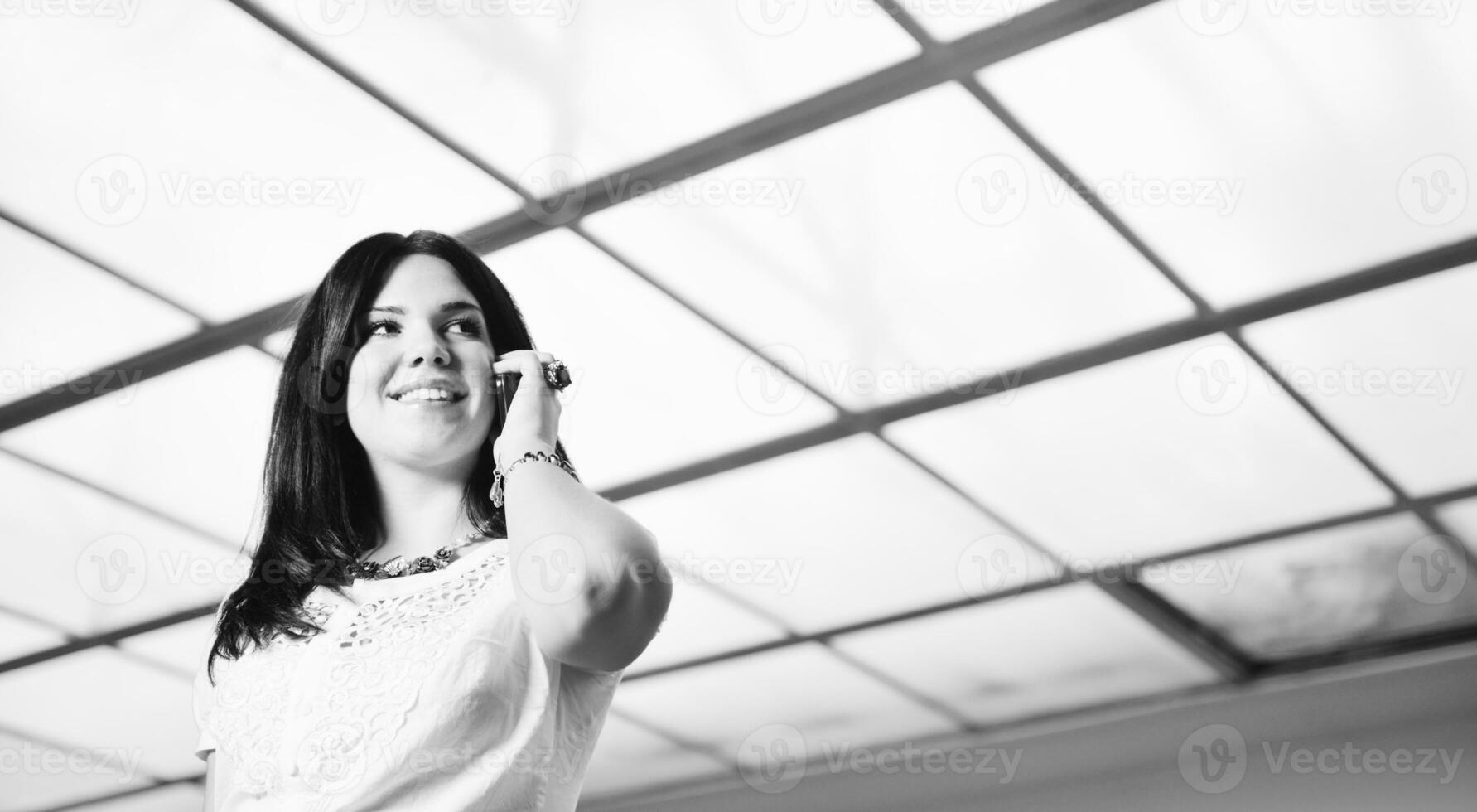 jovem mulher de negócios feliz falando pelo celular foto