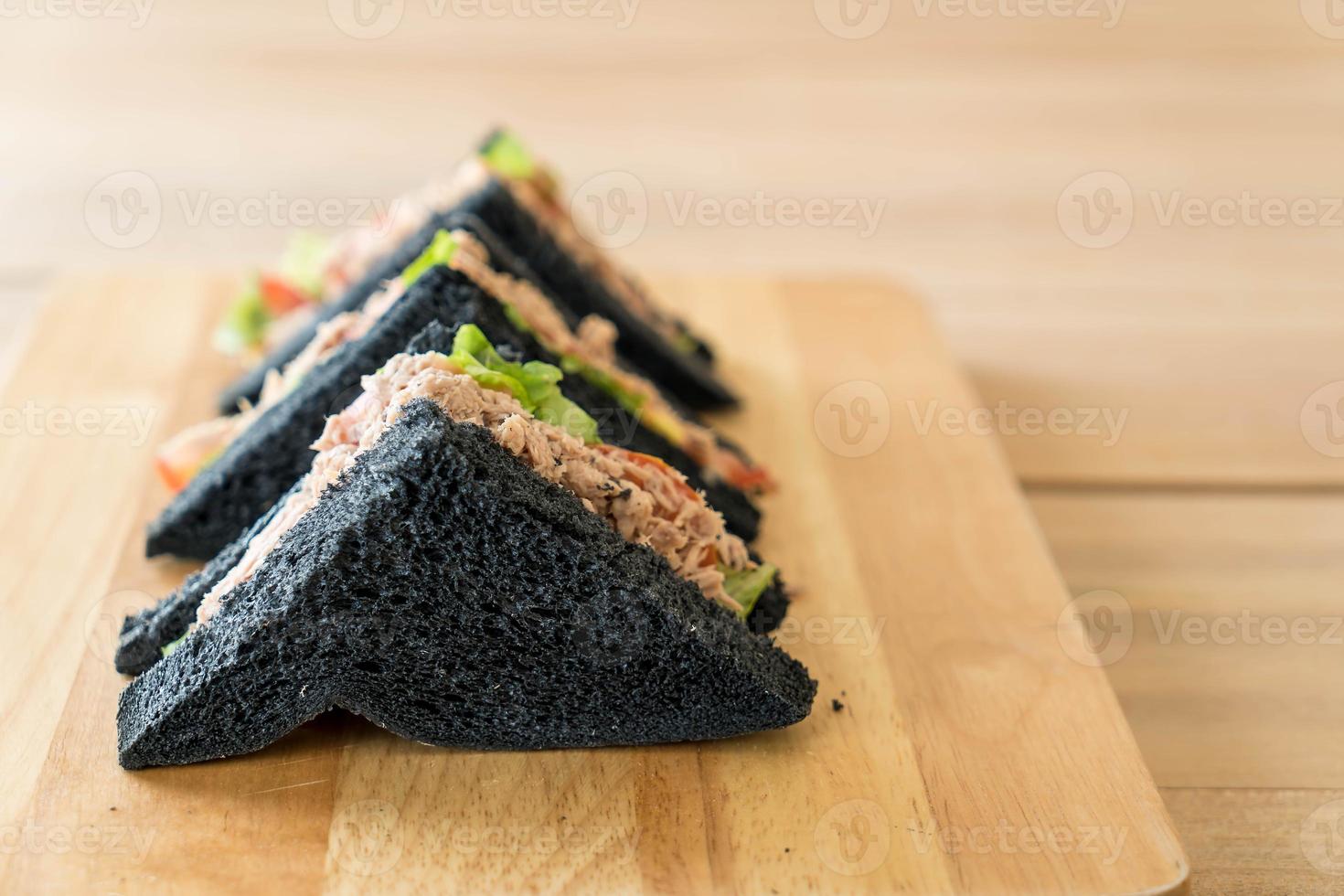 sanduiche de atum na tábua de madeira foto