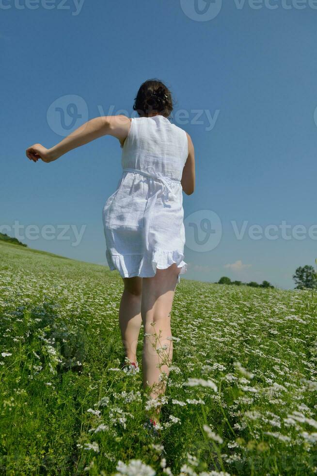 jovem mulher feliz em campo verde foto