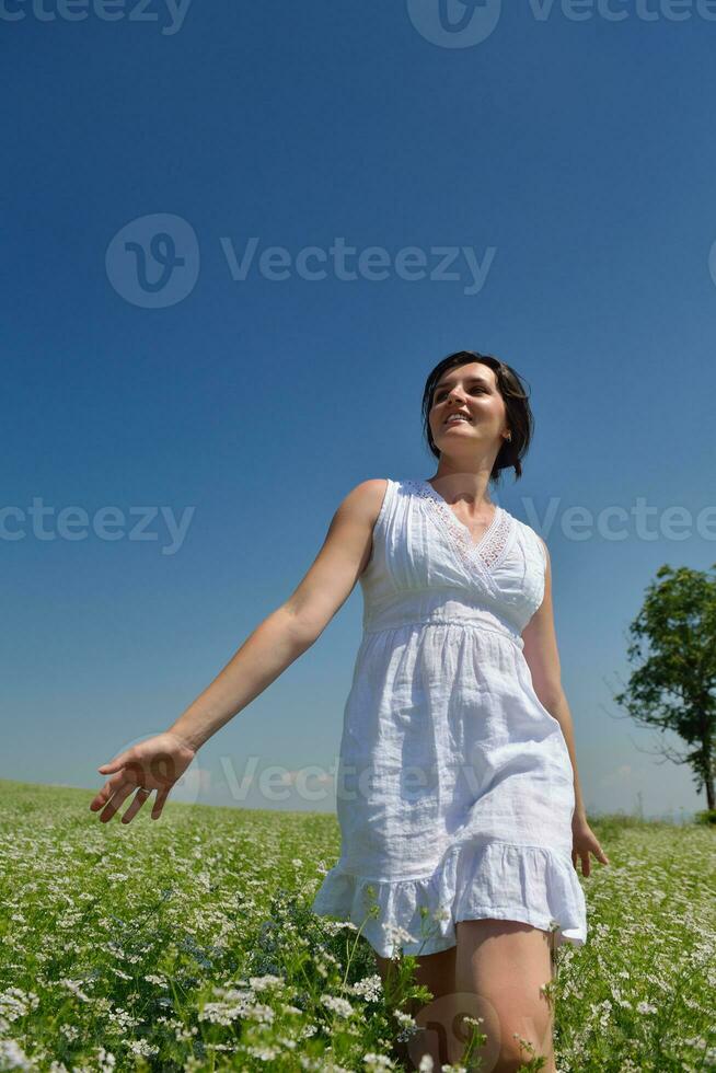 jovem mulher feliz em campo verde foto