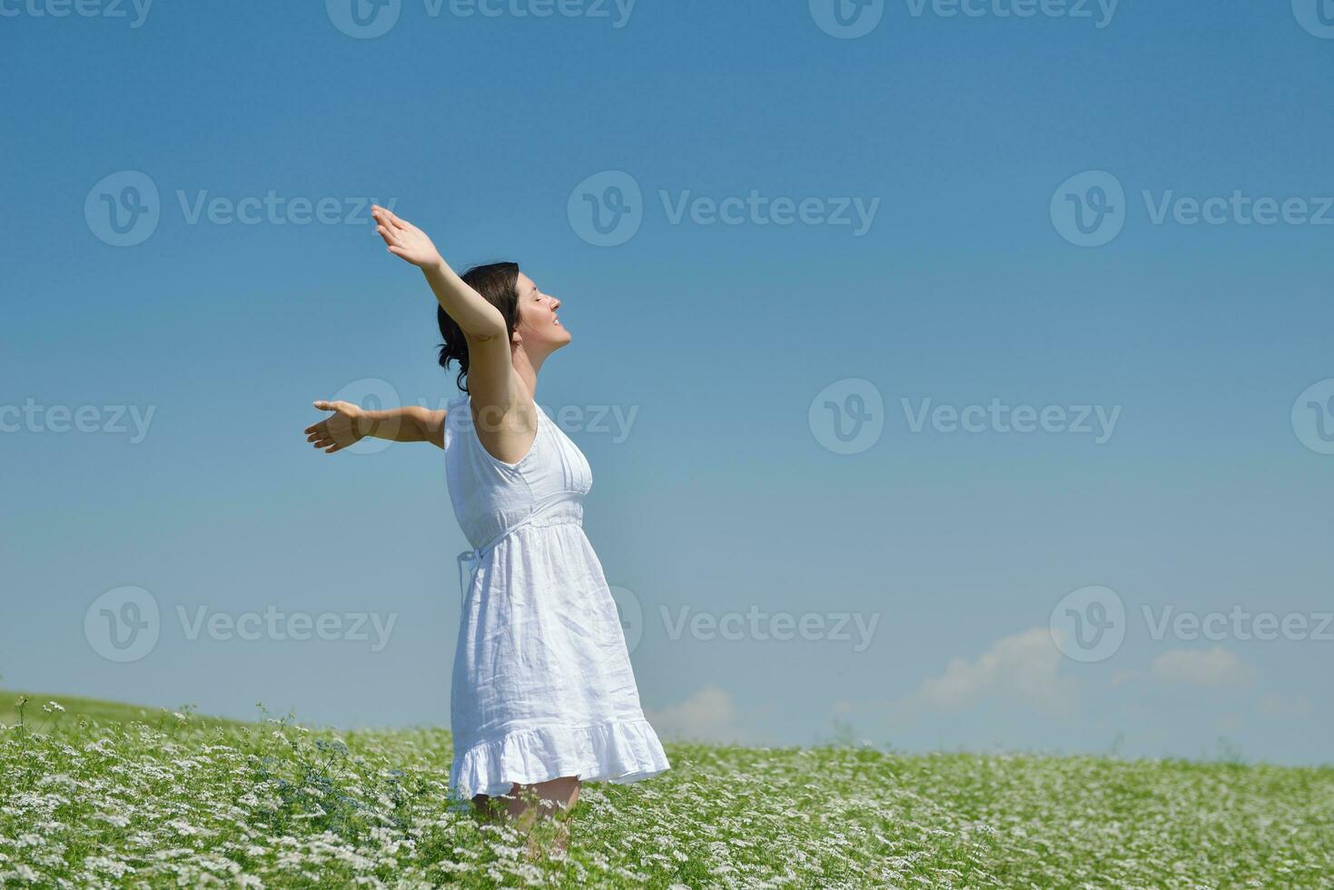 jovem mulher feliz em campo verde foto