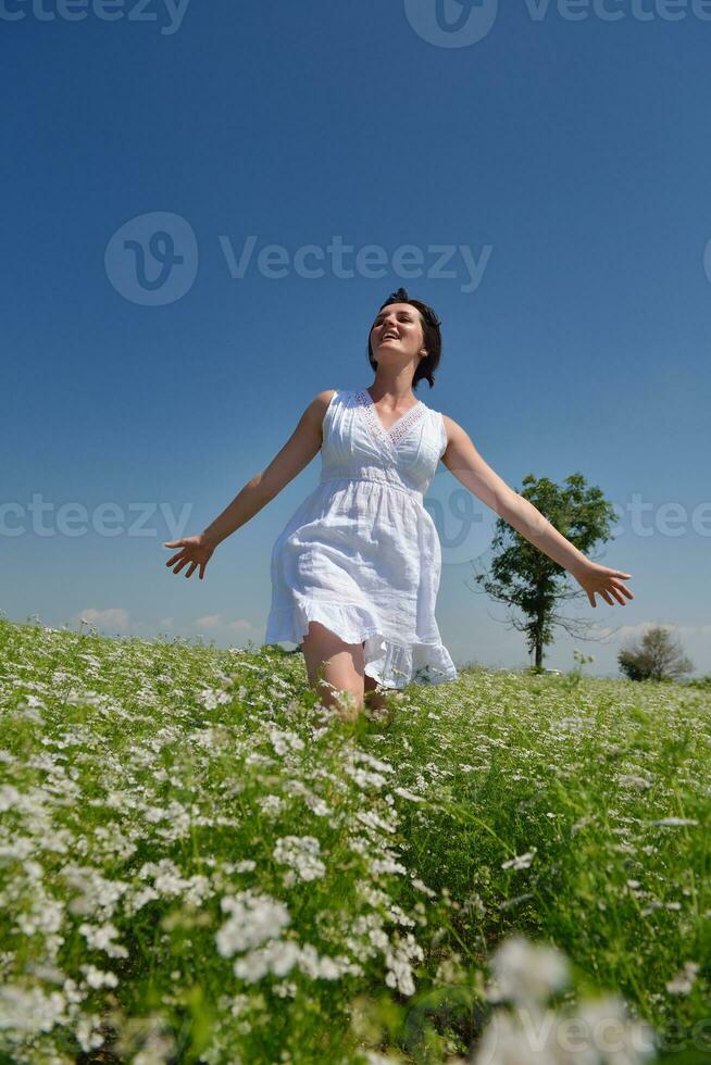 jovem mulher feliz em campo verde foto