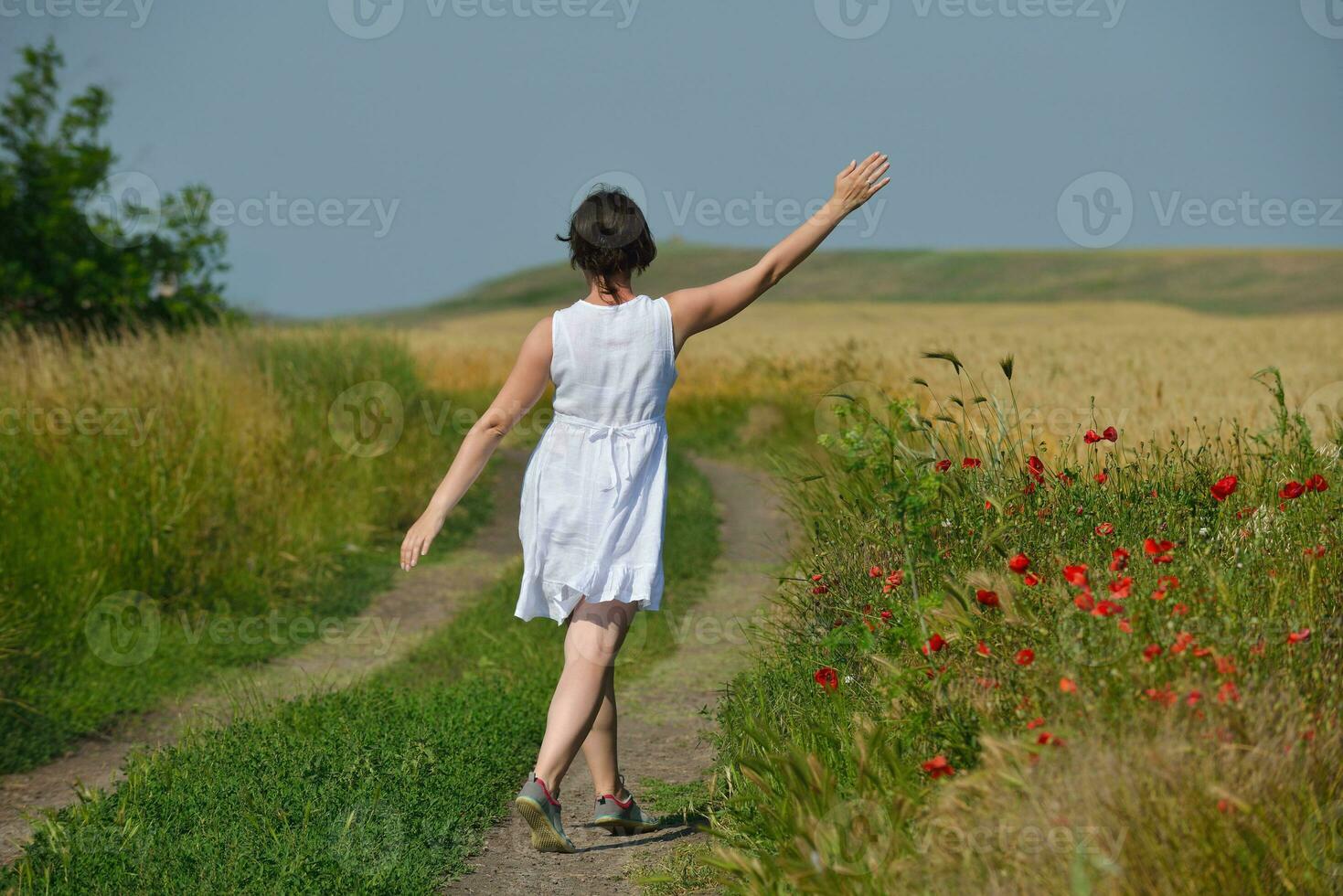 jovem no campo de trigo no verão foto