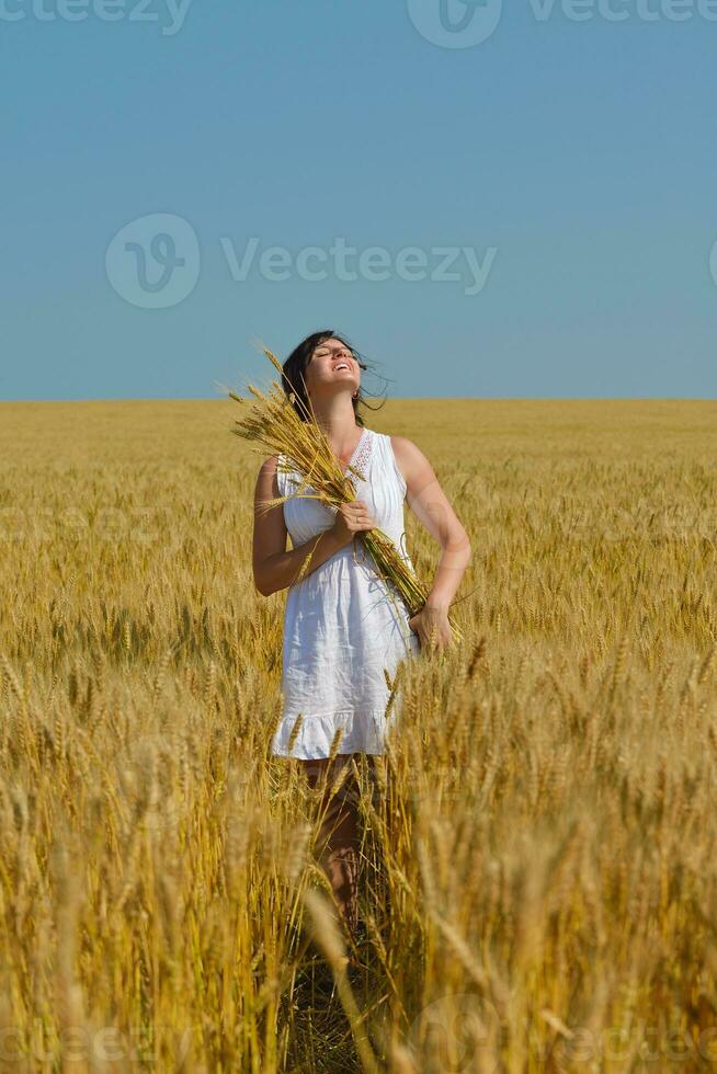 jovem no campo de trigo no verão foto