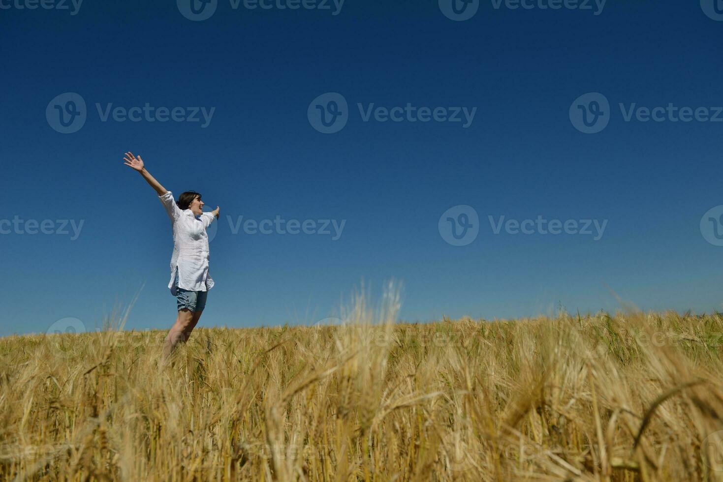 jovem no campo de trigo no verão foto