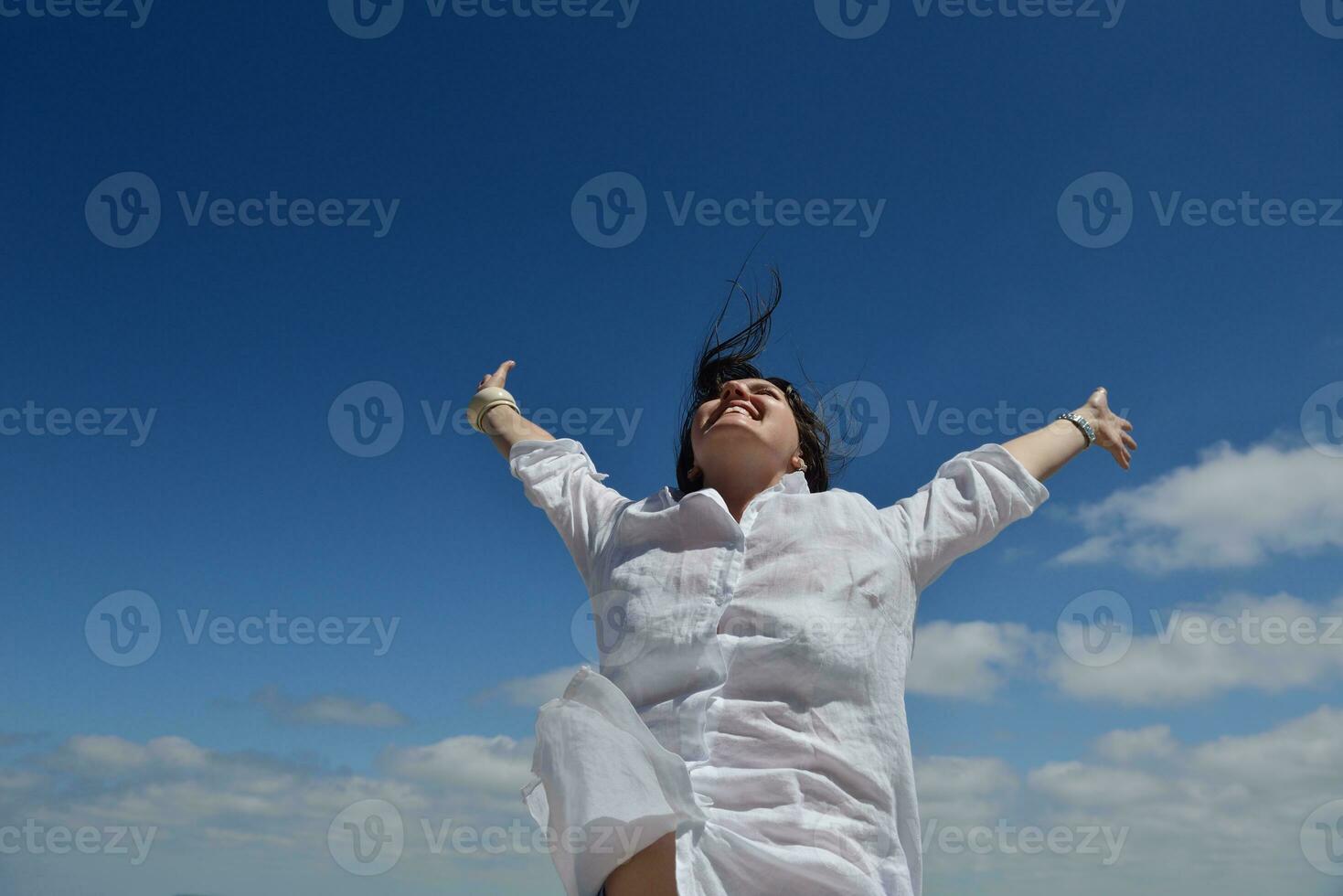 jovem com braços abertos para o céu foto