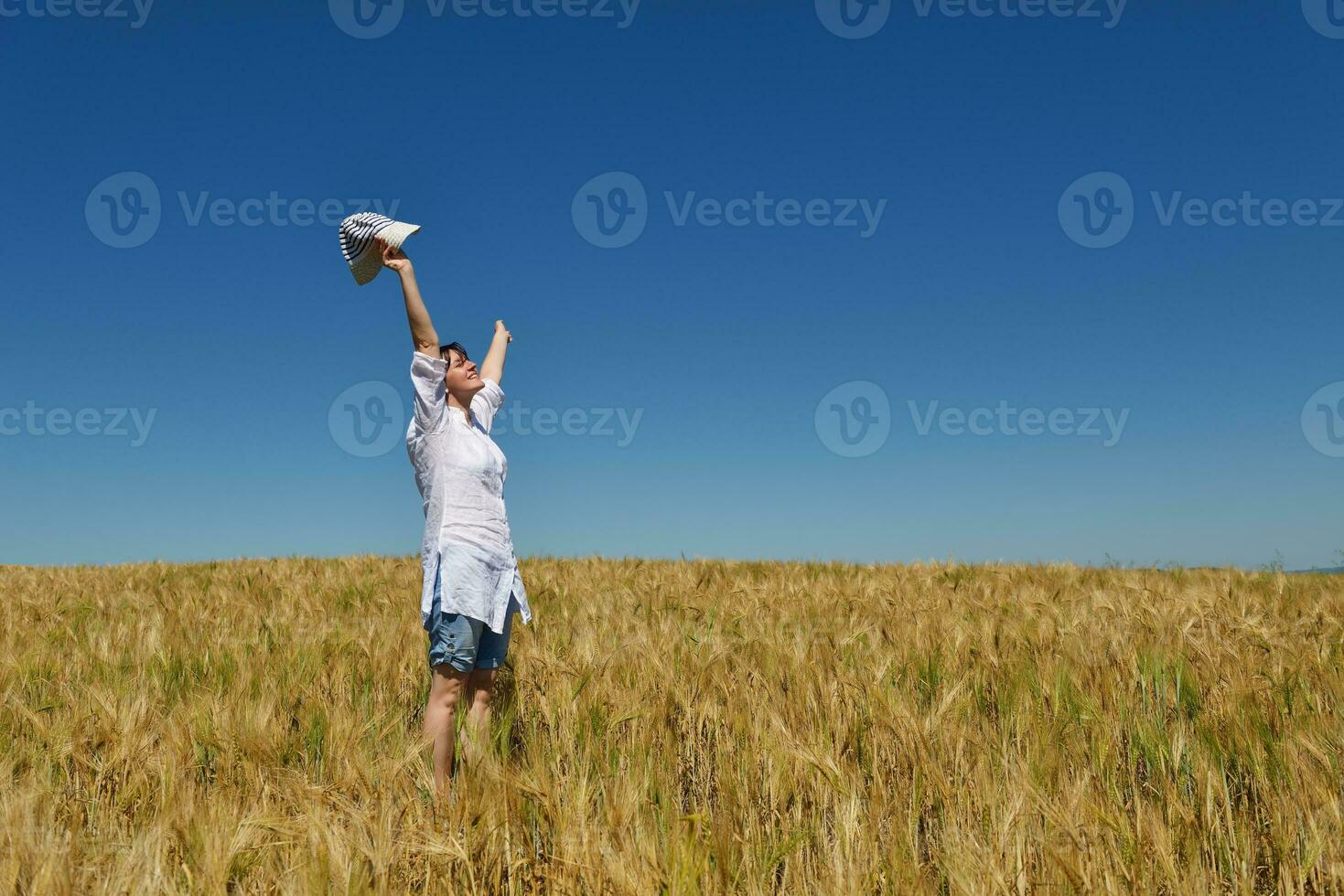 jovem no campo de trigo no verão foto