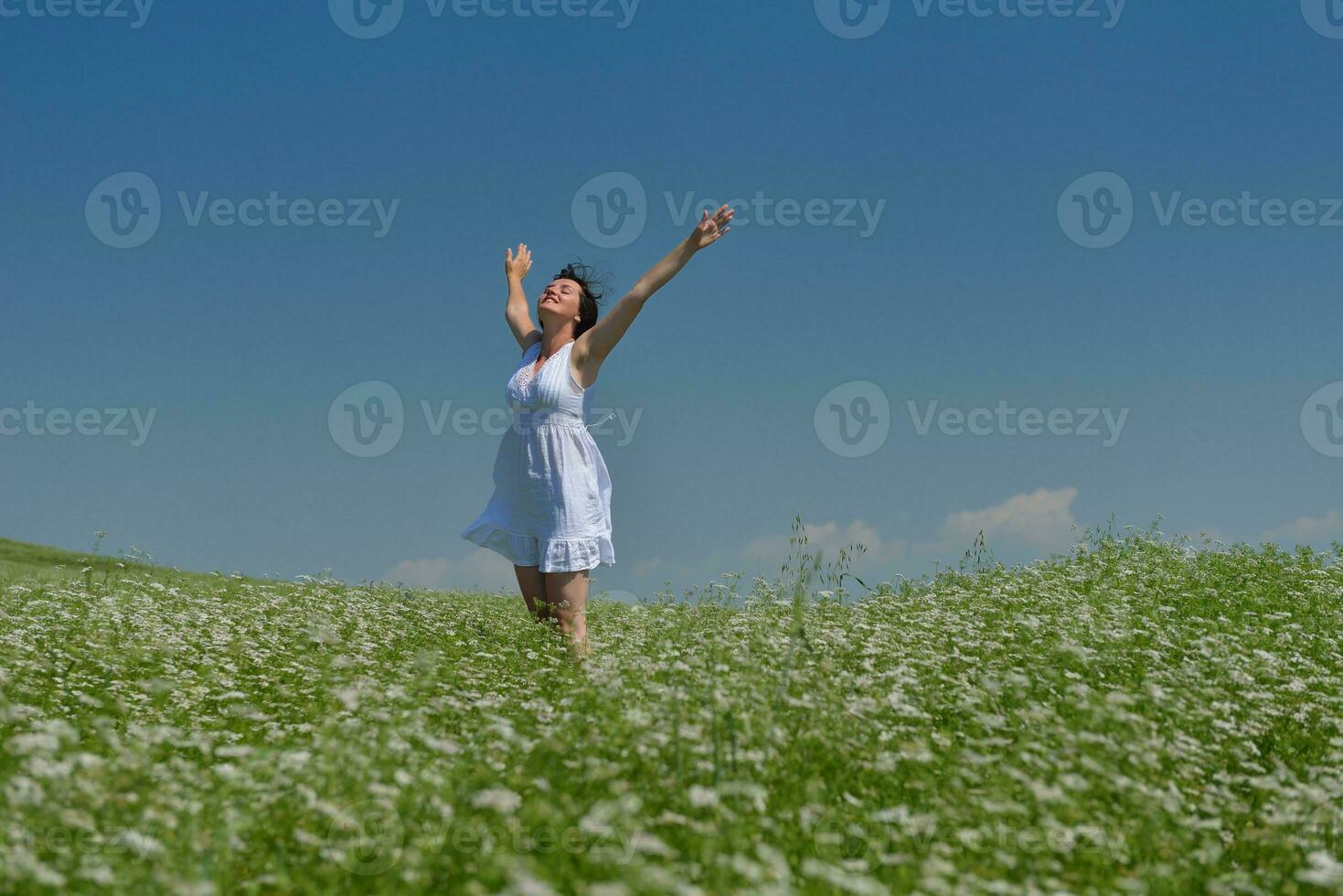 jovem mulher feliz em campo verde foto