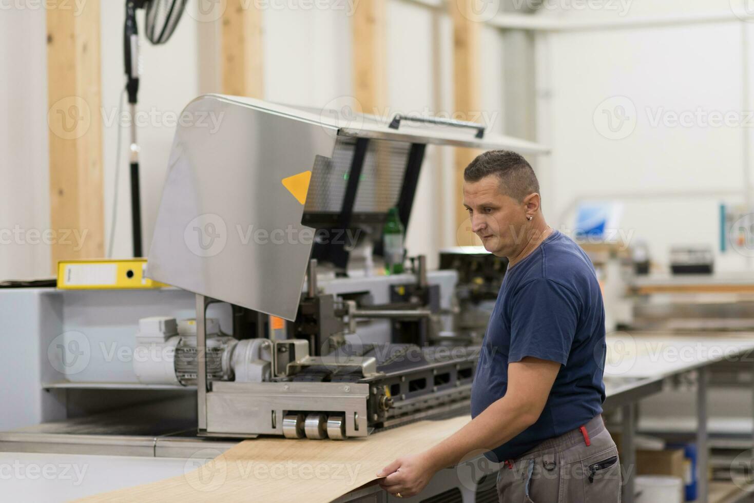 trabalhador em uma fábrica de móveis de madeira foto