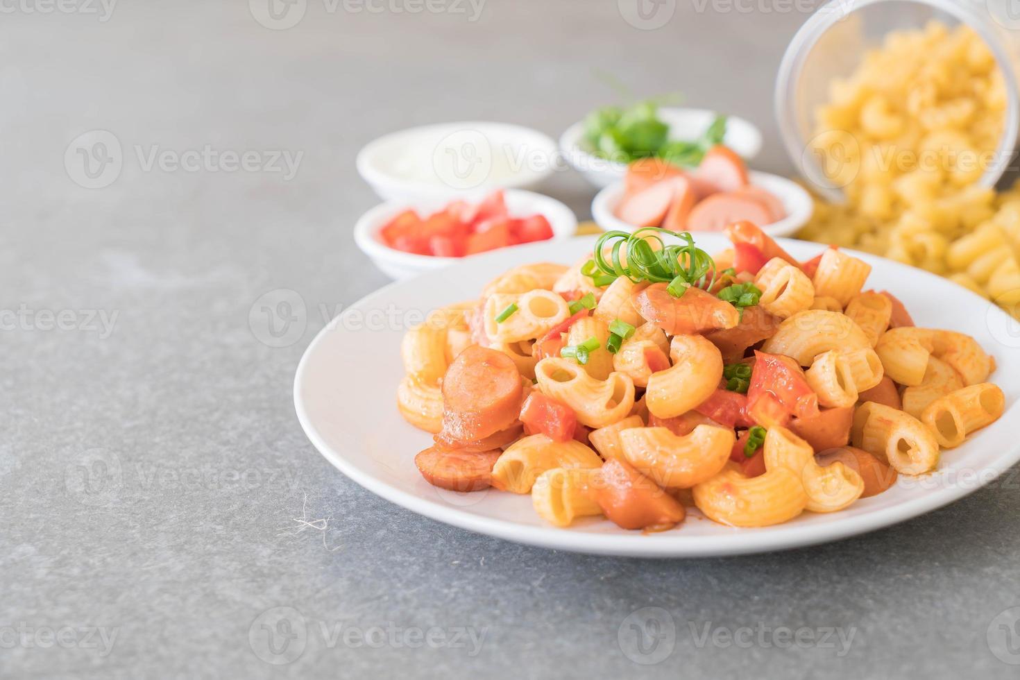 macarrão com salsicha na mesa foto