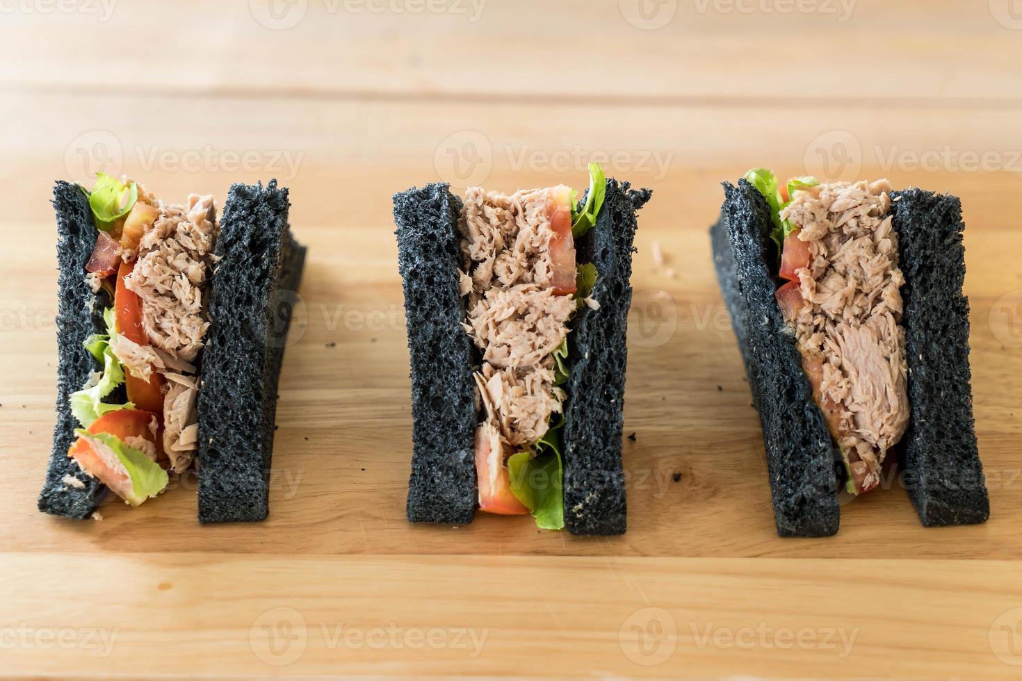 sanduiche de atum na tábua de madeira foto