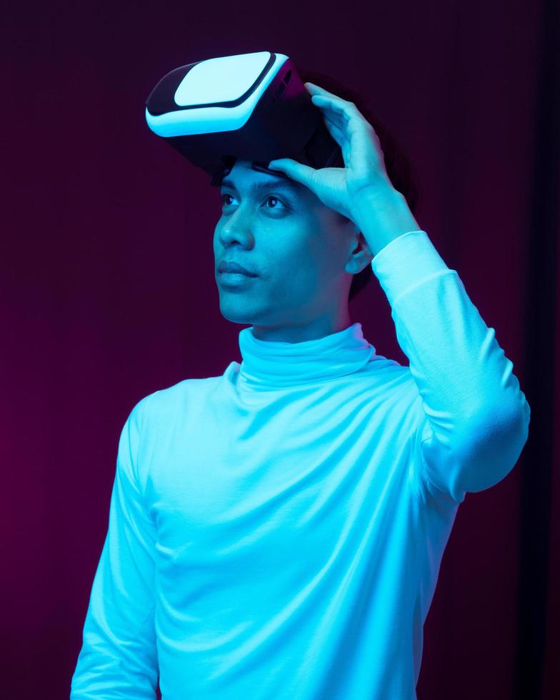 jovem asiático usando óculos de realidade virtual assistindo a vídeos em 360º foto