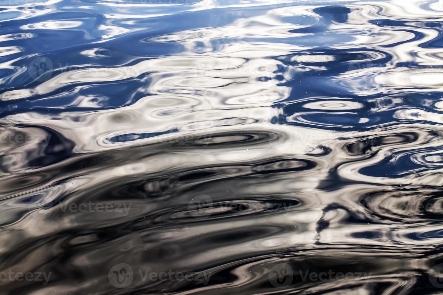 o fundo da superfície da água do mar puro foto