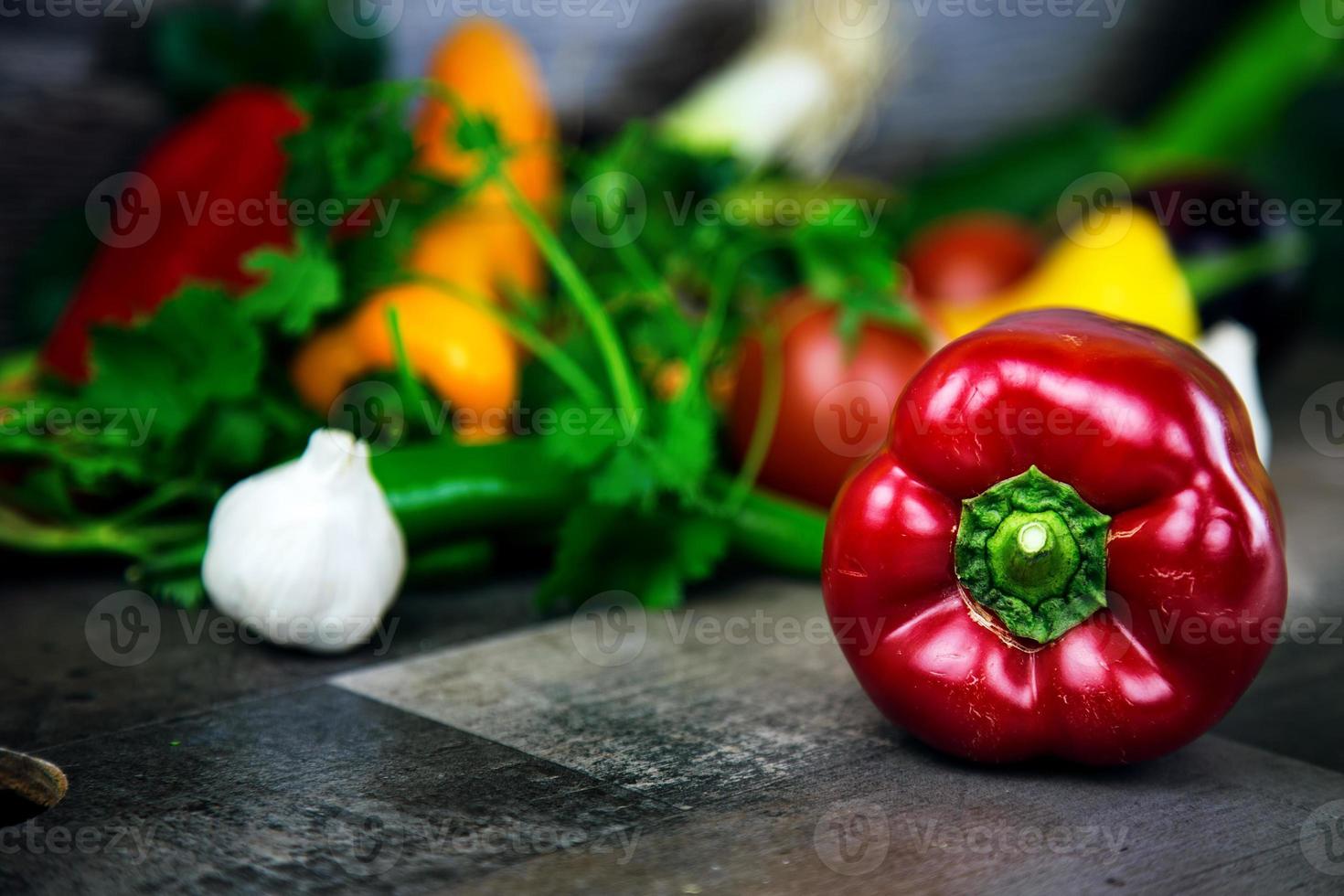 mistura fresca e saudável de composição de vegetais crus foto