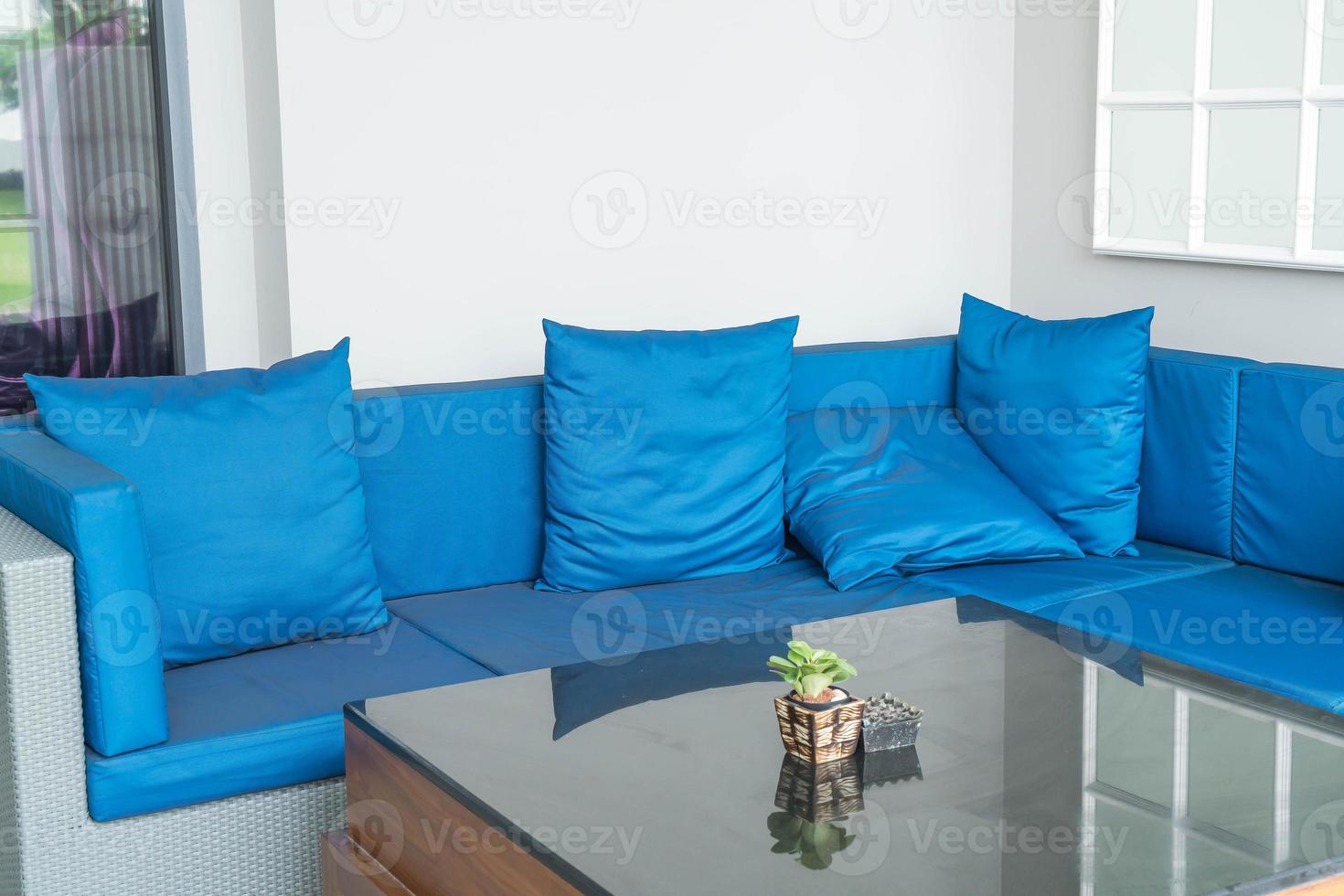 linda almofada luxuosa na decoração do sofá no interior da sala de estar foto