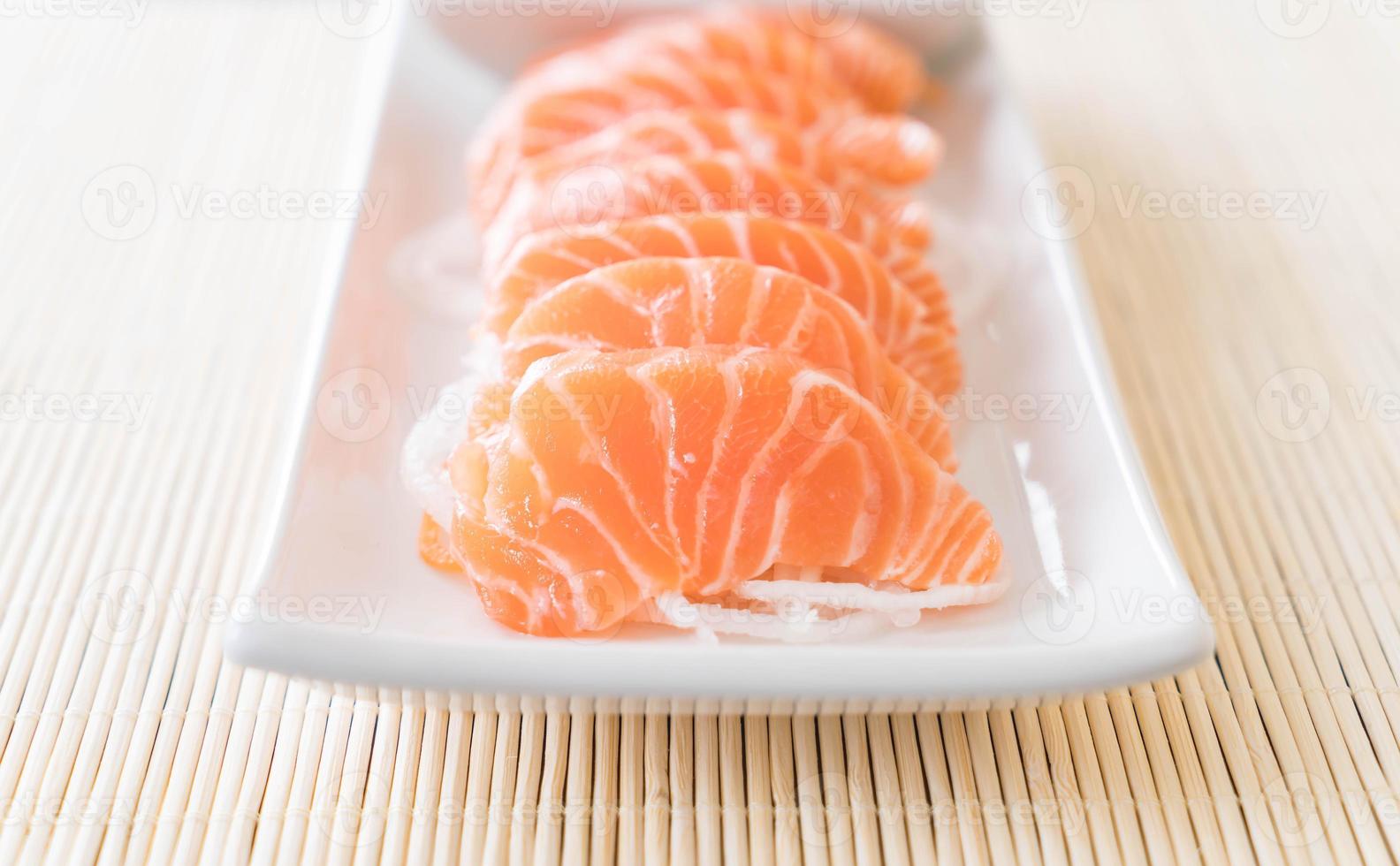 sashimi cru de salmão foto