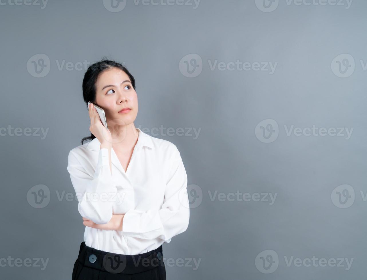 Mulher asiática falando de negócios usando um celular foto