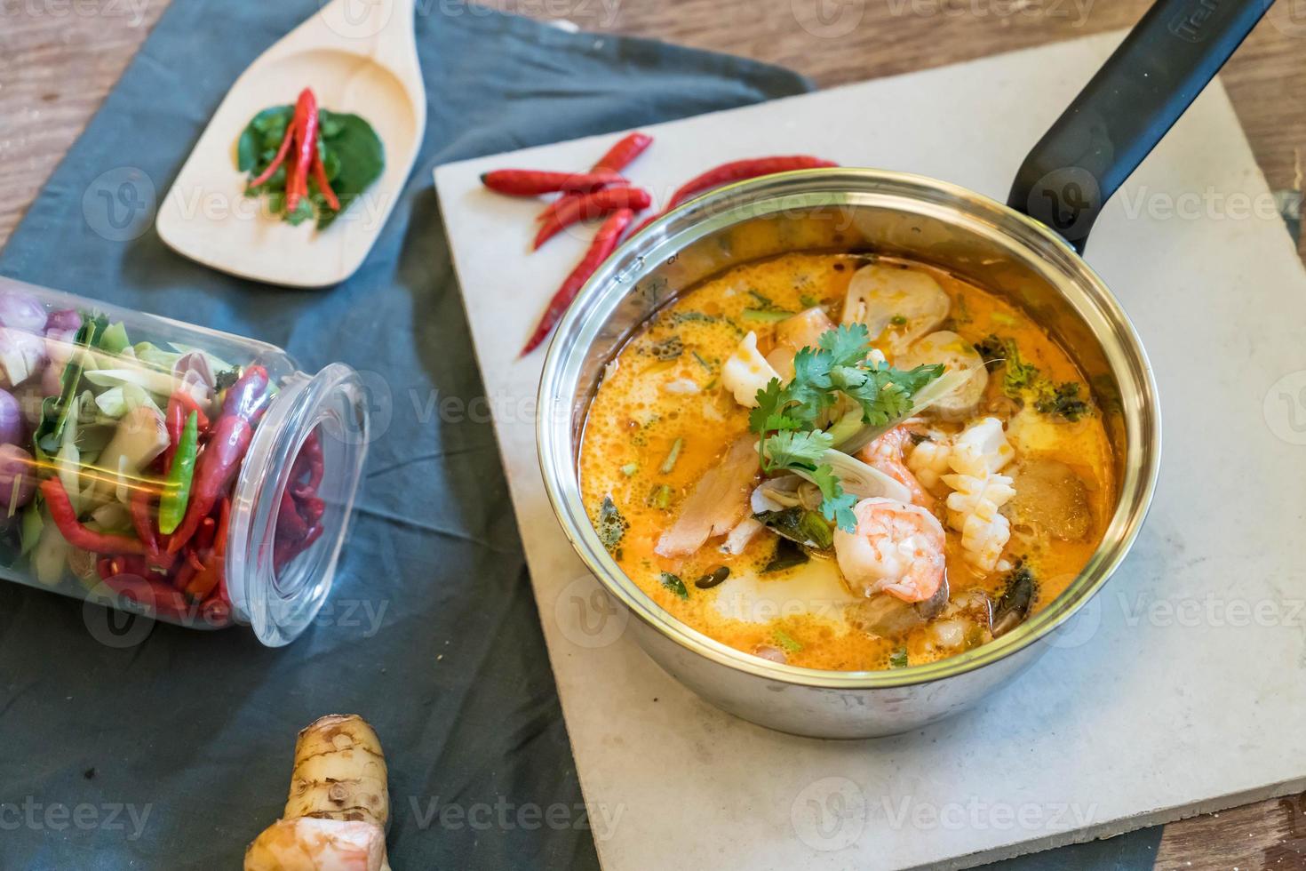 sopa de marisco azedo ou marisco tom yum foto