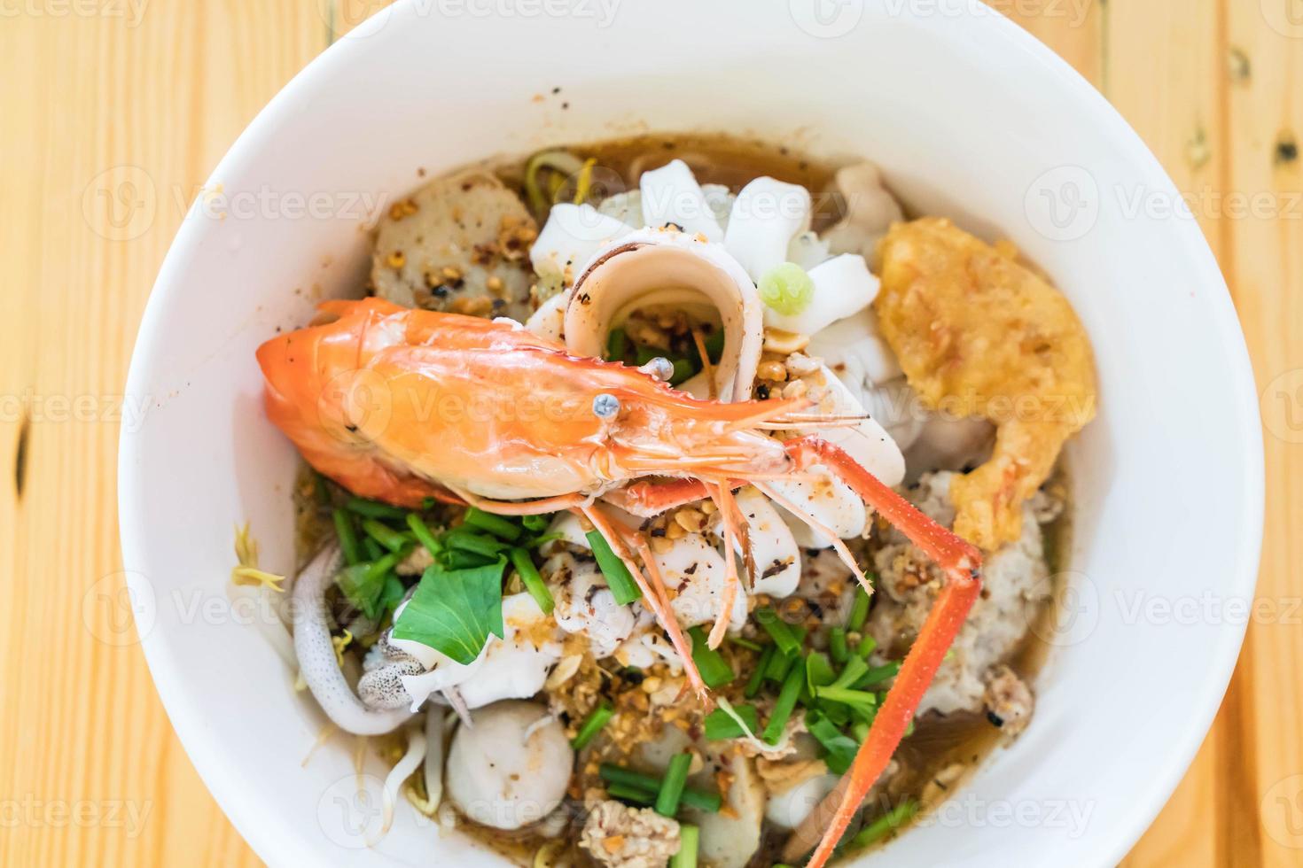 sopa de macarrão picante de frutos do mar asiática foto
