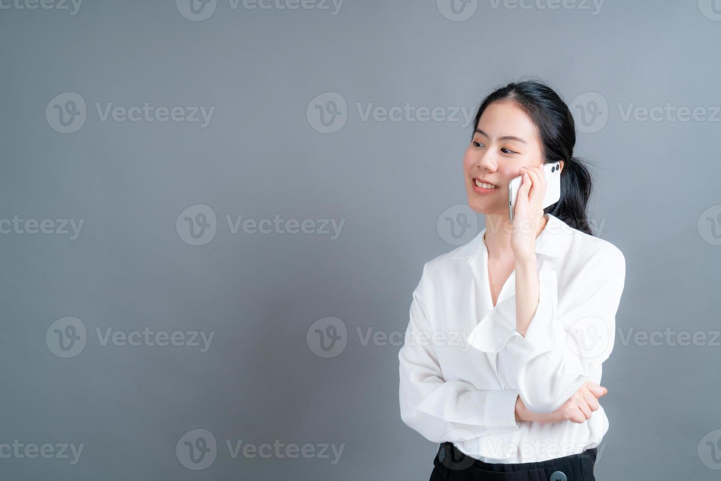 Mulher asiática falando de negócios usando um celular foto