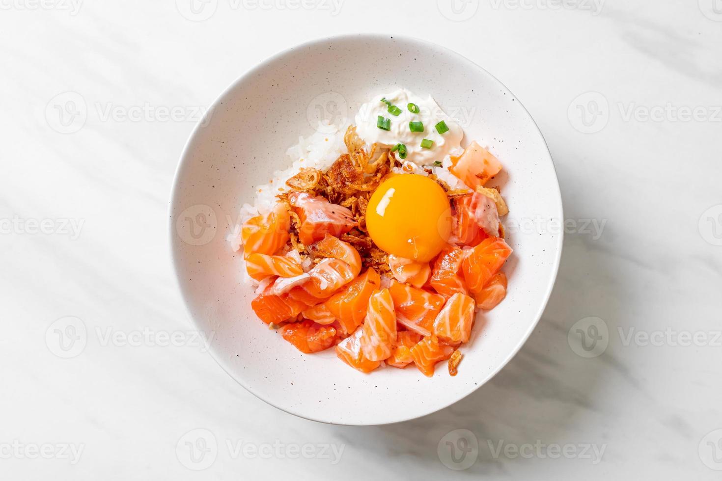 arroz japonês com salmão fresco cru e ovo foto