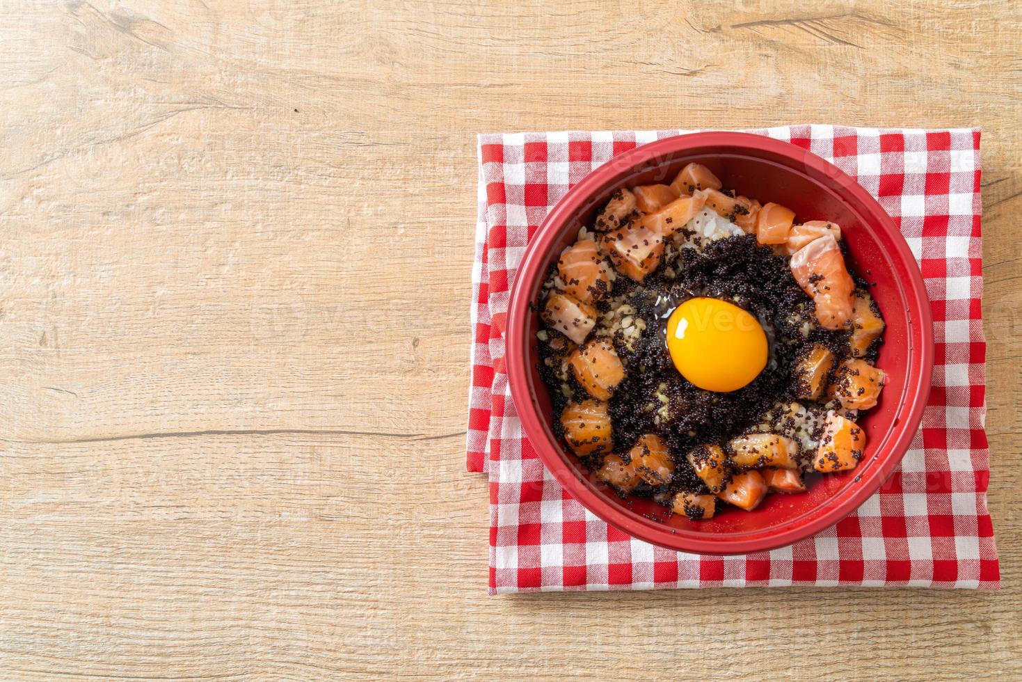 arroz japonês com salmão fresco cru, tobiko e ovo foto