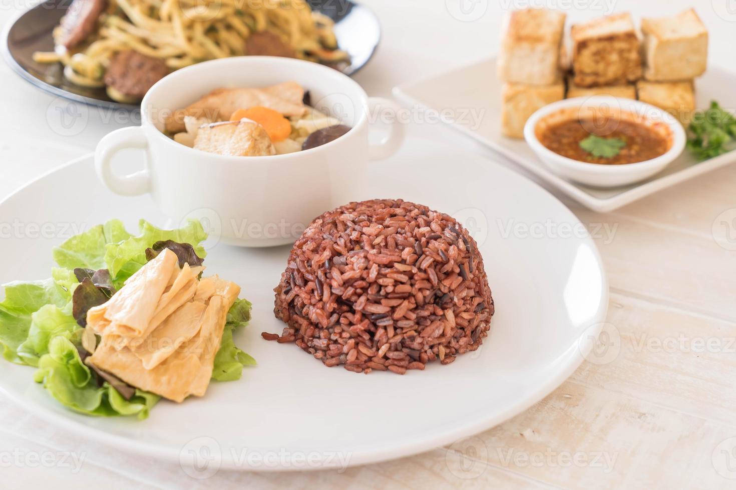 sopa de repolho recheado com arroz de baga e tofu foto