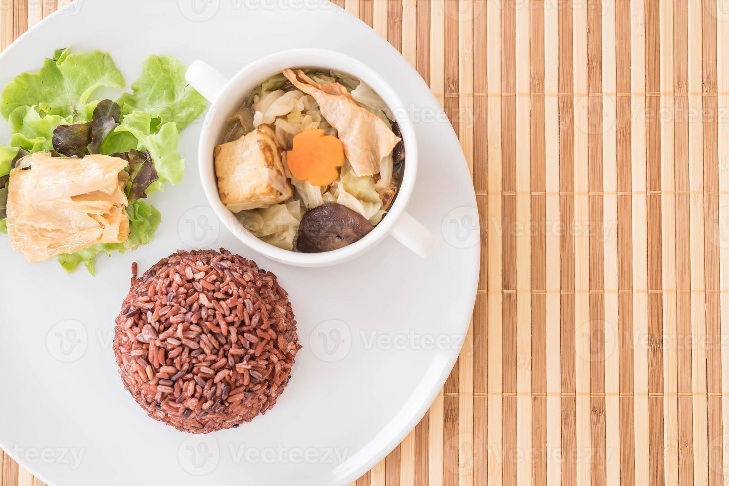 sopa de repolho recheado com arroz de baga e tofu foto