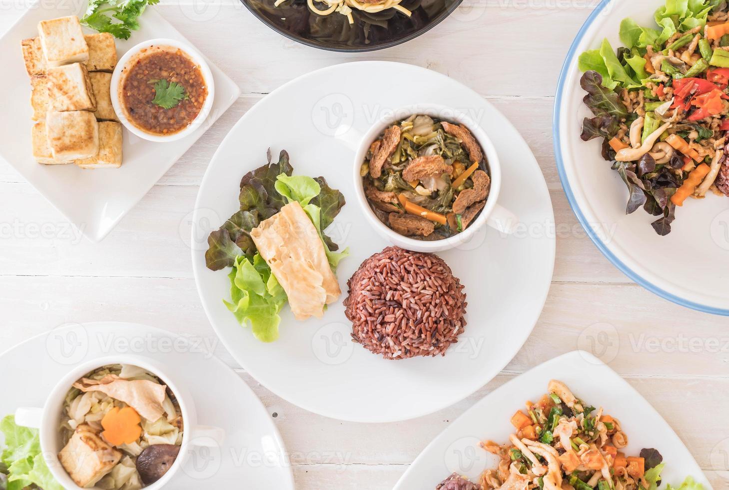 ensopado de legumes chinês e tofu com arroz de baga foto