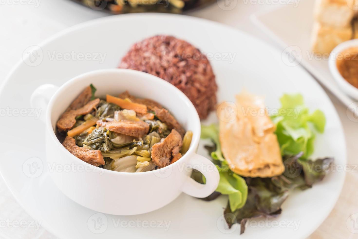 ensopado de legumes chinês e tofu com arroz de baga foto