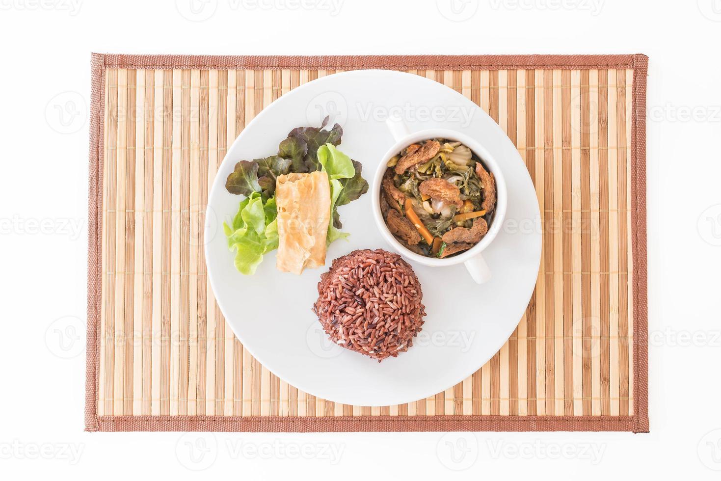 ensopado de legumes chinês e tofu com arroz de baga foto